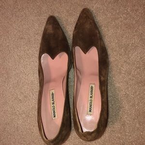 Brown suede Manolo Blahnik kitten heels